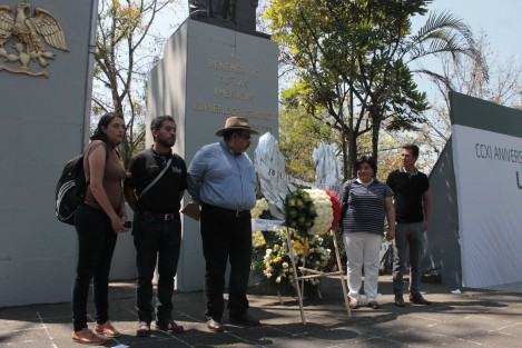 Integrantes del Colectivo Xalapeño por la Diversidad Sexual,depositaron  una ofrenda floral y montaron guardia en el monumento a Benito Juárez García, en el CCXI aniversario de su natalicio. En el aniversario de quien instituyó en México el Estado Laico, se pronunciaron por que el mismo se haga efectivo.  