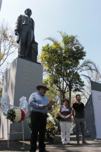 Integrantes del Colectivo Xalapeño por la Diversidad Sexual,depositaron una ofrenda floral y montaron guardia en el monumento a Benito Juárez García, en el CCXI aniversario de su natalicio. 