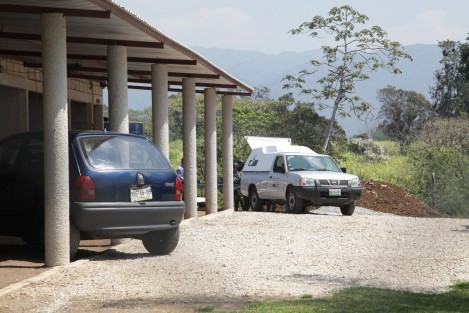 El cuerpo sin vida de un velador fue encontrado entre unas caballerizas del Rancho Lemus, la mañana de este martes, el sujeto se encontraba maniatado y con una herida causada por un arma punzocortante en el cuello, autoridades ministeriales tomaron conocimiento de los hechos.