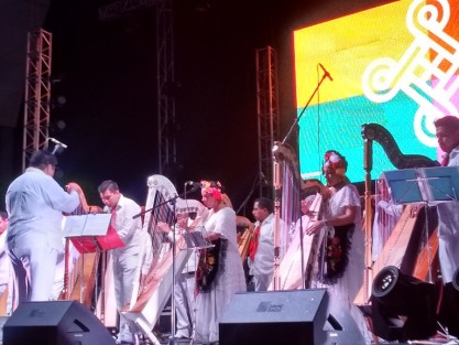 Con la presentación del grupo Tlen Huicani y sus veinte arpas, además de la presencia de los organizadores de la 17ª. Edición de Cumbre Tajín, se cerraron las actividades del Festival de la Identidad en el Nicho de la Música. 