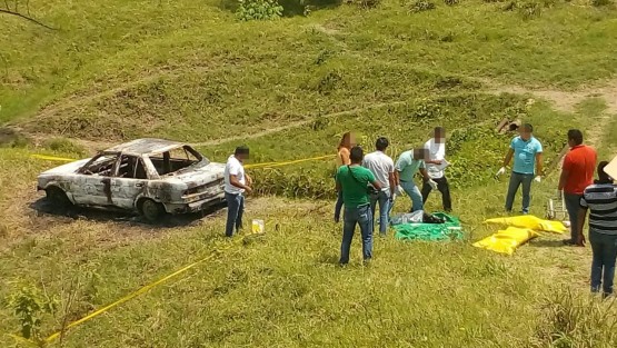 La mañana de ayer, vecinos de la comunidad Paso la Uno,en Tihuatlán, Ver., reportaron el hallazgo de un taxi que se encontraba completamente quemado y en cuyo interior había tres cuerpos carbonizados. 