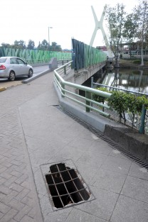 En el Paseo de Los Lagos, cerca del puente, la tapa de una coladera cedió ante el paso de  los peatones, así como de ciclistas, lo que pone en riesgo a los transeuntes que por ahí caminan. 