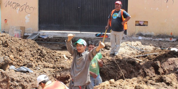 Trabajadores de la obra en la avenida Pípila informan que van avanzando... no se desesperen...