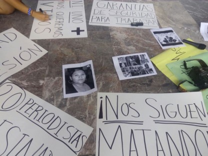 Reporteros de la zona conurbada Veracruz-Boca del Río se manifestaron en el zócalo de la ciudad de Veracruz para pedir justicia por el asesinato del periodista Ricardo Monlui. De la misma forma exigieron garantías para ejercer su labor. 