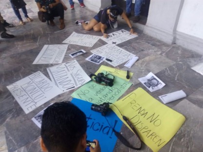 Reporteros de la zona conurbada Veracruz-Boca del Río se manifestaron en el zócalo de la ciudad de Veracruz para pedir justicia por el asesinato del periodista Ricardo Monlui. De la misma forma exigieron garantías para ejercer su labor.  