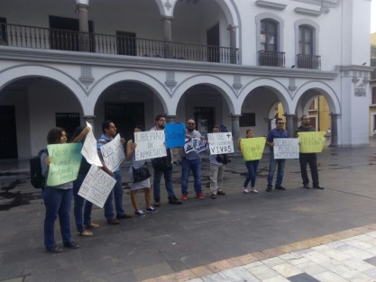 Reporteros de la zona conurbada Veracruz-Boca del Río se manifestaron en el zócalo de la ciudad de Veracruz para pedir justicia por el asesinato del periodista Ricardo Monlui. De la misma forma exigieron garantías para ejercer su labor.  