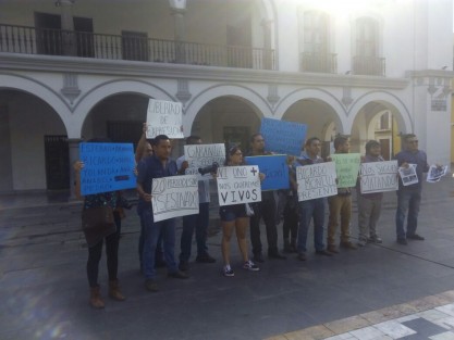 Reporteros de la zona conurbada Veracruz-Boca del Río se manifestaron en el zócalo de la ciudad de Veracruz para pedir justicia por el asesinato del periodista Ricardo Monlui. De la misma forma exigieron garantías para ejercer su labor. 