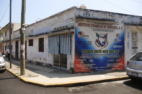 En la ciudad de Veracruz, un grupo de vecinos pide a las autoridades en materia de salud que retiren a decenas de gatos que viven en una casa abandonada en las calles de Iturbide y Cármen Serdán de la colonia Centro. Los inconformes argumentan que han padecido enfermedades a consecuencia de la orina y el excremento de los felinos. 
