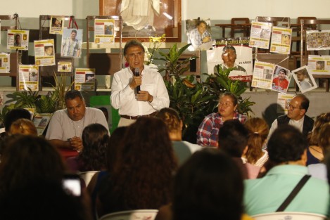 l gobernador Miguel Ángel Yunes Linares, se reunió con integrantes de diversos colectivos que buscan a familiares desaparecidos y con el sacerdote y activista Alejandro Solalinde en la iglesia de Nuestra Señora de la Merced. 
