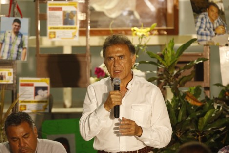 Miguel Ángel Yunes propuso a familiares de desaparecidos la creación de una comisión ciudadana de búsqueda, y justificó que la Comisión Estatal de Víctimas no tiene recursos, porque a su llegada percibió que lo que ahí se manejaban eran para pagar el sueldo de alguien y como no iban a llegar a la víctimas, pues no hay recursos. 