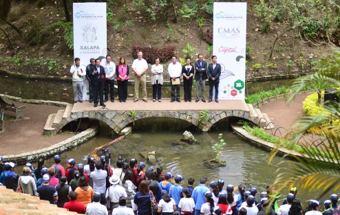 En el marco del Día Mundial del Agua 2017 el alcalde Américo Zúñiga Martínez refrendó el compromiso de Xalapa con el saneamiento, cuidado y potabilización del agua y dijo que los tres órdenes de gobierno debemos generar conciencia ante la sociedad sobre la problemática que existe en materia de gestión de agua en la ciudad y en el país.
