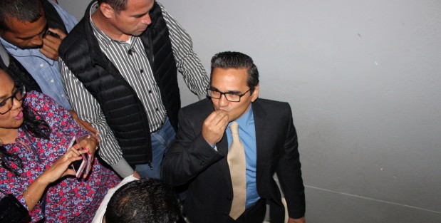 Luego de afirmar que se harán los debidos peritajes como pruebas de ADN para identificar a las víctimas, el fiscal Jorge Winckler, se despidió al estilo de la Beba Galván, ... los quiero mucho, y mandó el besito muá.