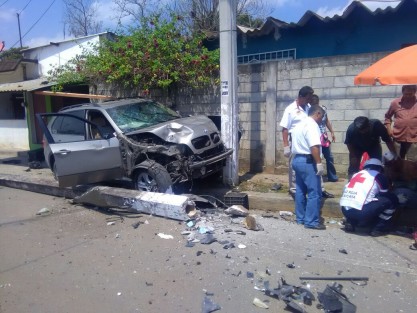 La tarde de este miércoles en calles del complejo industrial Bruno Pagliai se registró una supuesta persecución y enfrentamiento a balazos entre policías federales y hombres armados que viajaban en una camioneta BMW X5, misma que fue estrellada en la localidad de Mata Loma, donde los tripulantes fueron detenidos.  