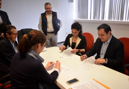 Después de firmar el convenio específico de adhesión al Subsidio para el Fortalecimiento del Desempeño en Materia de Seguridad Pública de los Municipios y Demarcaciones Territoriales de la Ciudad de México (FORTASEG) 2017, el alcalde Américo Zúñiga Martínez explicó que este año se invertirán en Xalapa más de 22 millones de pesos provenientes de este fondo, para la prevención y el combate a la delincuencia.
