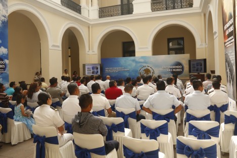 La Comandancia de la Primera Región Naval llevó a cabo la conferencia Entendiendo a las Nubes, como parte de la conmemoración del <em>Día Meteorológico Mundial</em> 2017. El evento tuvo lugar en las instalaciones del Instituto Oceanográfico del Golfo y Mar Caribe. 