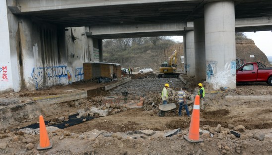 A paso lento avanza la rehabilitación del paso inferior vehicular a la Central de Abastos, el cual ya lleva 50 días en reparación por parte de las autoridades de la SIOP. 