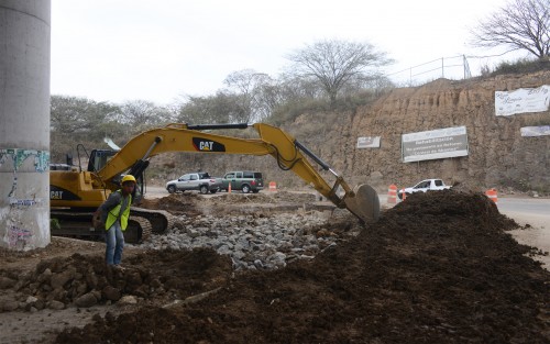 A paso lento avanza la rehabilitación del paso inferior vehicular a la Central de Abastos, el cual ya lleva 50 días en reparación por parte de las autoridades de la SIOP. 