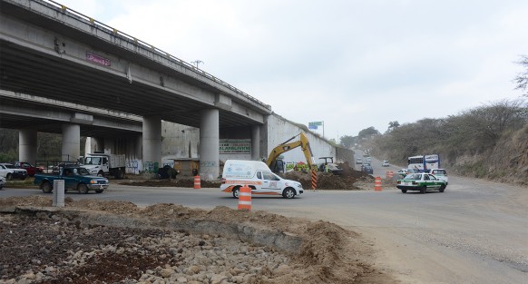 A paso lento avanza la rehabilitación del paso inferior vehicular a la Central de Abastos, el cual ya lleva 50 días en reparación por parte de las autoridades de la SIOP.