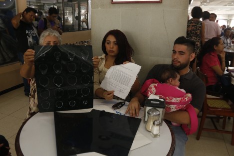 Los padres de la pequeña Emmily Regina Álvarez Rosales piden ayuda para juntar 250 mil pesos y de esta manera cubrir los gastos de la cirugía que debe practicarsele para mantenerla con vida. La niña sufre de hidrocefalea y los familiares acusan de negligencia médica a los doctores del IMSS. 