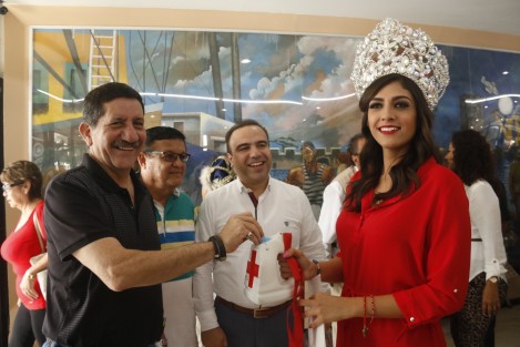 La corte real del Carnaval de Veracruz 2017, participó en la colecta anual de Cruz Roja Mexicana. Las graciosas majestades acudieron a un restaurante donde se dan cita políticos y empresarios para asegurar que la cooperación fuera generosa. 