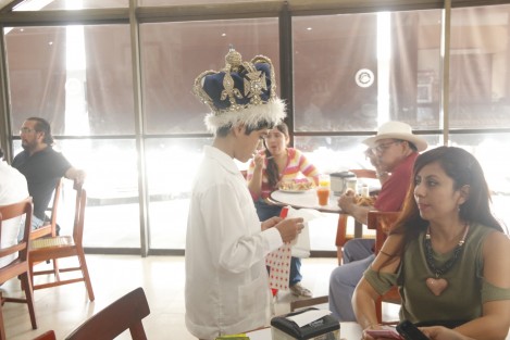 La corte real del Carnaval de Veracruz 2017, participó en la colecta anual de Cruz Roja Mexicana. Las graciosas majestades acudieron a un restaurante donde se dan cita políticos y empresarios para asegurar que la cooperación fuera generosa. 