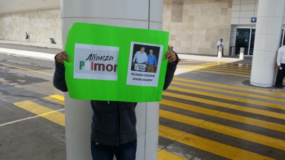 Mientras era entrevistado Andrés Manuel López Obrador en el aeropuerto de la ciudad de Veracruz, presuntos militantes de MORENA se manifestaron en contra de la candidatura de Ricardo Exome. AMLO agradeció que Yunes los haya mandado a recibirlo, pues hacen falta empleos y estas personas están ganándose la vida, dijo.     