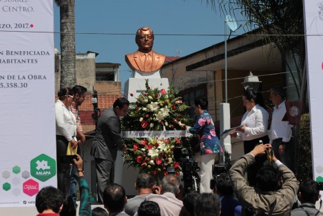En Xalapa, el alcalde Américo Zúñiga acompañado por funcionarios municipales y federales, inauguró la rehabilitación de ahora nombrado Parque Colosio, al tiempo de rendir homenaje al político priista en su 23 Aniversario luctuoso. 