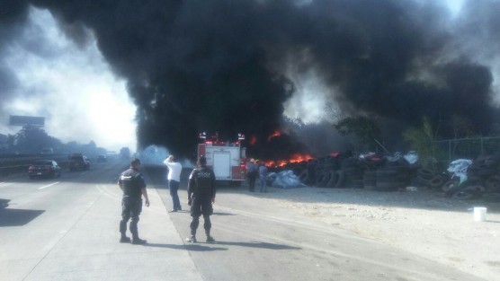 La quema de llantas a un costado de la autopista Córdoba-Veracruz, a la altura de Rancho Treojo, en Amatlán de Los Reyes, ha provocado la movilización del cuerpo de Bomberos, así como de la Policía Estatal. Bomberos de Córdoba trabajan arduamente para controlar el incendio, se pueden apreciar enormes columnas de humo. 