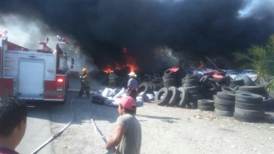 La quema de llantas a un costado de la autopista Córdoba-Veracruz, a la altura de Rancho Treojo, en Amatlán de Los Reyes, ha provocado la movilización del cuerpo de Bomberos, así como de la Policía Estatal. Bomberos de Córdoba trabajan arduamente para controlar el incendio, se pueden apreciar enormes columnas de humo. 