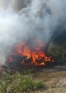 La quema de llantas a un costado de la autopista Córdoba-Veracruz, a la altura de Rancho Treojo, en Amatlán de Los Reyes, ha provocado la movilización del cuerpo de Bomberos, así como de la Policía Estatal. Bomberos de Córdoba trabajan arduamente para controlar el incendio, se pueden apreciar enormes columnas de humo.