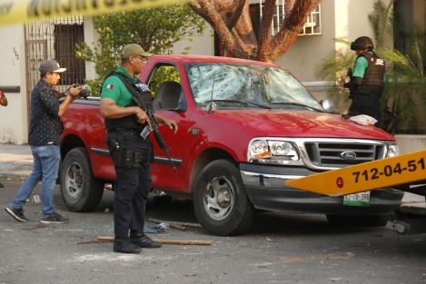 Presuntamente, José Carlos Guevara <em>El Profe</em>, con un grupo de seguidores llegó al edificio del sindicato para tomarlo, cerca de la media noche del jueves. Más tarde arribaron seguidores de Pascual Lagunes iniciándose el enfrentamiento. 