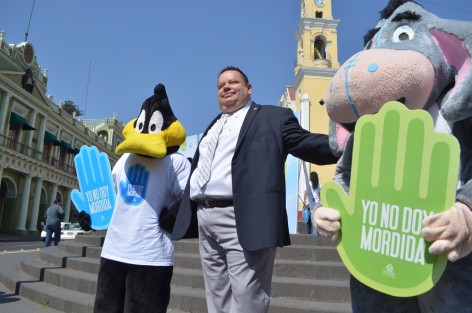 Empresarios de la COPARMEX Xalapa realizan una campaña en el centro de la ciudad contra la corrupcion, donde invitan a la ciudadanía a sumarse.
