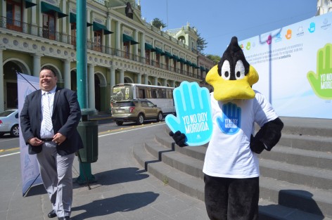 Empresarios de la COPARMEX Xalapa realizan una campaña en el centro de la ciudad contra la corrupcion, donde invitan a la ciudadanía a sumarse.
