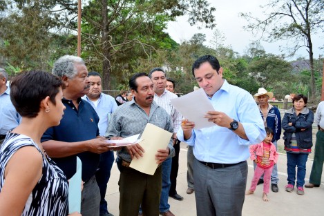 El alcalde Américo Zúñiga Martínez realizó un recorrido por la localidad de Las Cruces, en la congregación de El Castillo, para escuchar y dar respuesta en la medida de lo posible a los requerimientos de los habitantes de la zona. 