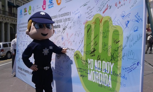 Empresarios de la COPARMEX Xalapa realizan una campaña en el centro de la ciudad contra la corrupcion, donde invitan a la ciudadanía a sumarse.  