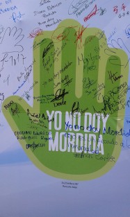 Empresarios de la COPARMEX Xalapa realizan una campaña en el centro de la ciudad contra la corrupcion, donde invitan a la ciudadanía a sumarse. 