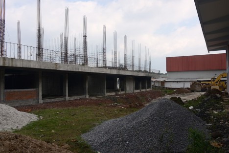 Abandonada la construcción de 20 aulas que servirían para reubicar a la escuela primaria Jesús Reyes Heroles y de la telesecundaria Rafael Hernández Ochoa,en la colonia Cerro Colorado de Xalapa.
