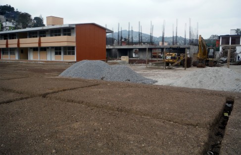 Sólo 6 aulas, de las 20 proyectadas, fueron concluidas, las demás se encuentran en obra negra o en otros casos nadamás los cimientos.
