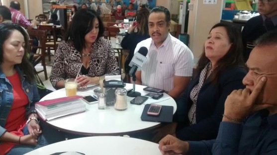 Confusión entre perredistas, mientras presuntamente en consejo se da por efectiva la elección se David Velasco Chedraui como candidato a la alcaldía de Xalapa, en conferencia de prensa una comsión del Comité Drectivo Nacional del Sol Azteca asegura que será Ana Miriam Ferráez la candidata, con el aval de Velasco Chedraui.  