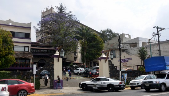 Hace un par de semanas que mujeres fueron asaltadas a un costado de este hotel, y de la policía ni sus luces, hoy para los perredistas sí hay vigilancia. 