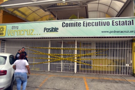 La sede estatal del PRD fue tomada por inconformes con las candidaturas, acusan a su dirigente estatal de venderlas; además piden al secretario de Gobierno y ex dirigente estatal, Rogeio Franco, sacar las manos del proceso en donde se está apoyando a priistas. 