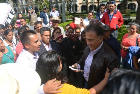  El gobernador Miguel Ángel Yunes Linares acudió al parque Juárez a lustrarse el calzado previo a una reunión de gabinete que sostendría en Palacio de Gobierno. Ahí rechazó pronunciarse sobre los hechos violentos que se han suscitado en la elección de candidatos del PRD, ya que dijo no meterse en asuntos internos de partidos