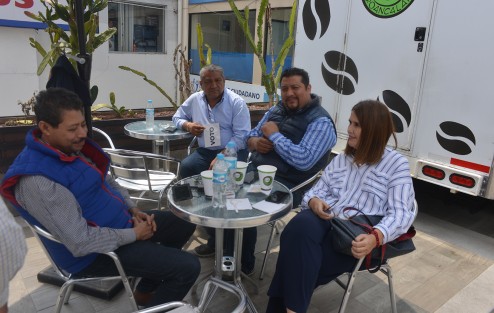 Mientras perredistas pelean las asignaciones de candidaturas a alcaldes, y otros declaran a medios que aún están  por definirse algunas, el diputado Sergio Rodríguez Cortés pintado de azul toma su cafecito asegurando que todo está definido. 