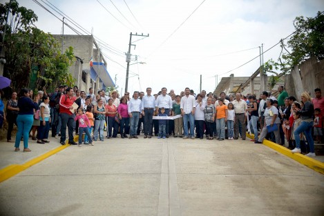 El alcalde Américo Zúñiga Martínez inauguró la pavimentación con concreto hidráulico de la calle Benito Juárez, en la colonia Moctezuma, realizada a través del programa Juntos por Nuestra Capital.
