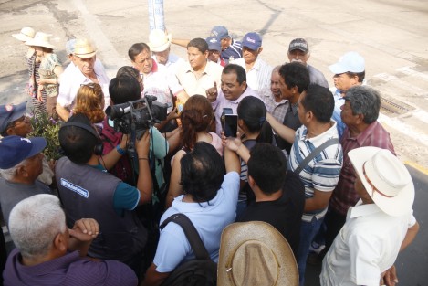 Bartolo Guevara, abogado de José Carlos Guevara, <em>El Profe</em>, ofreció una rueda de prensa para advertir que si en el transcurso de la semana próxima a iniciar la Fiscalía General del Estado no ha detenido a Pascual Lagunes, realizarán una serie de movilizaciones en la ciudad.