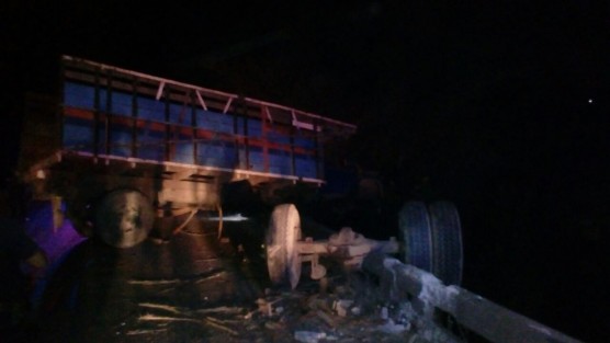 Un camión cañero estuvo a punto de caer a un barranco, luego de que chocara contra el puente en El Zapote, luego de que aparentemente evitara un choque frontal contra una camioneta.