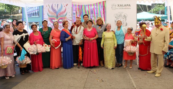 La mañana de este domingo, se llevó a cabo con gran éxito el Carnaval del Adulto Mayor, organizado por el Sistema Municipal para el Desarrollo Integral de la Familia (DIF), en el que cientos de personas se reunieron en el Paseo de Los Lagos en un desfile lleno de música, alegría y colorido.