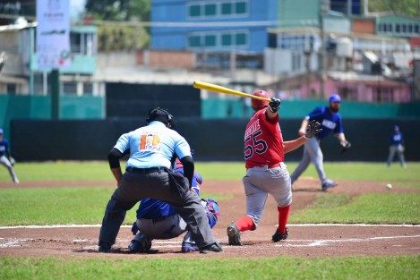Ante un repleto Parque Deportivo Colón, los Acereros de Monclova se llevaron el primer juego de la Serie de Primavera sobre los Rojos​ del Águila de Veracruz por pizarra de 5-3.
