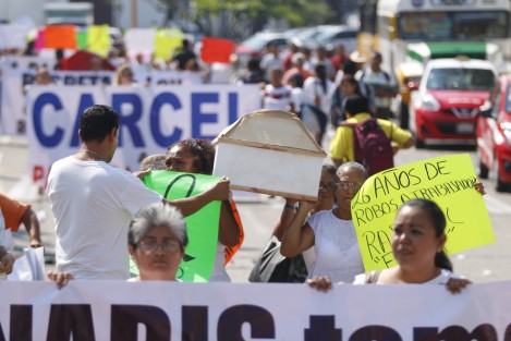 Esposas y familiares de los obreros agredidos y de los que perdieron la vida en el enfrentamiento entre los sindicatos de TAMSA, se manifestaron para exigir justicia e indenmización por parte de la empresa. 