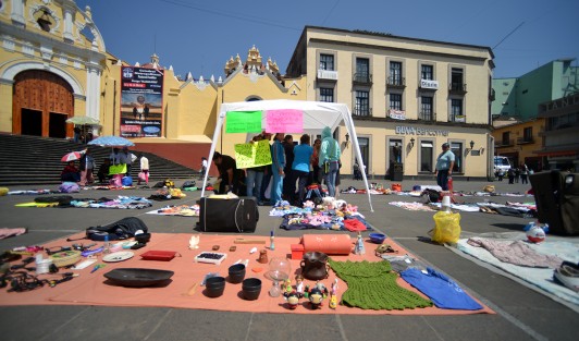 Vendedores informales se manifestaron en Plaza Lerdo de Xalapa; exigen permisos para poder trabajar, ya que comentan que ésta es su única fuente de ingresos. 